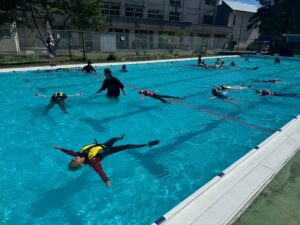 2024年富戸小学校着衣泳指導の様子1