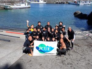 2024年富戸小学校着衣泳指導の様子　海での集合写真